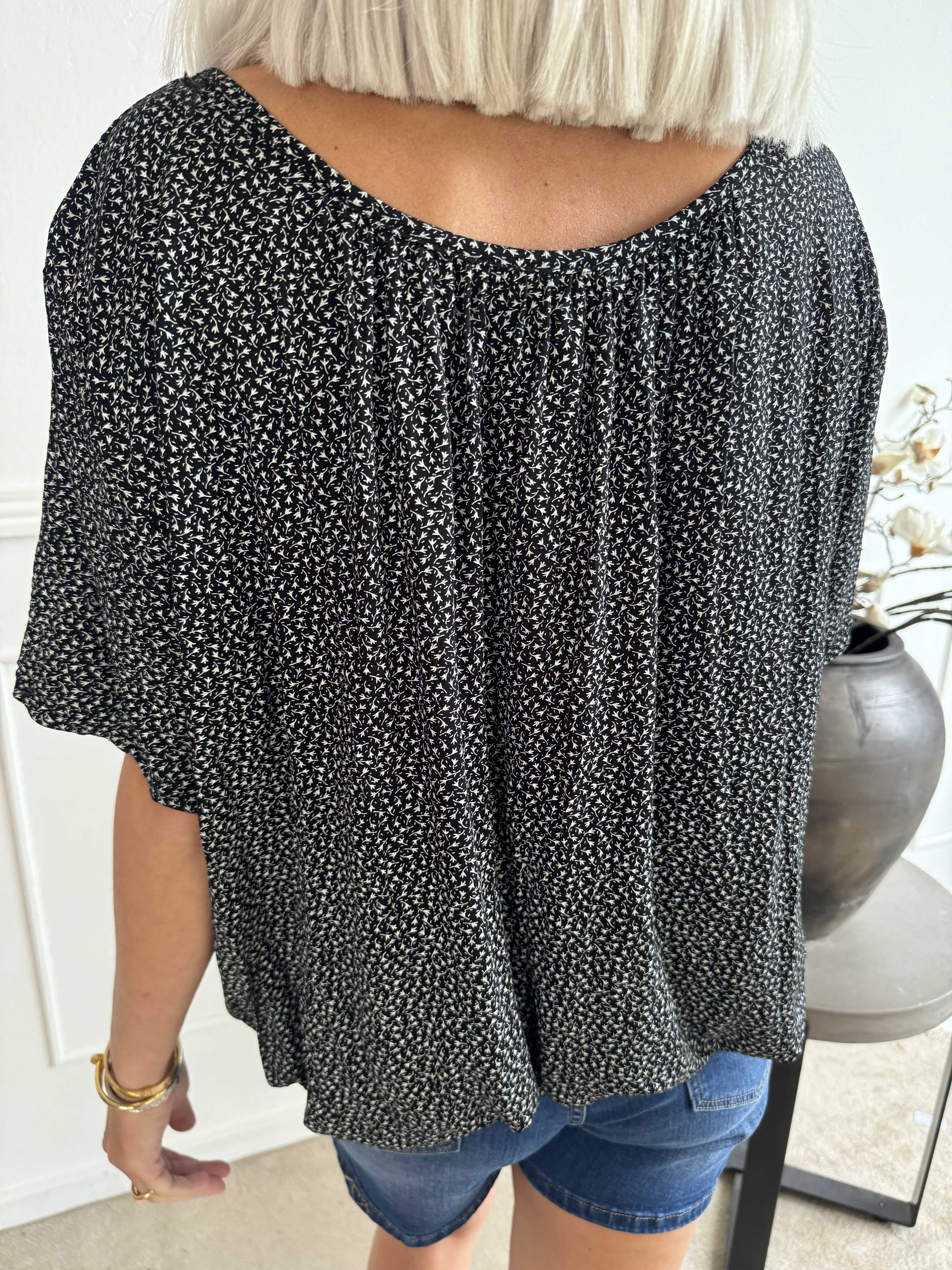 Miracle Flower T-shirt - Bluse i viskose med elastik forneden